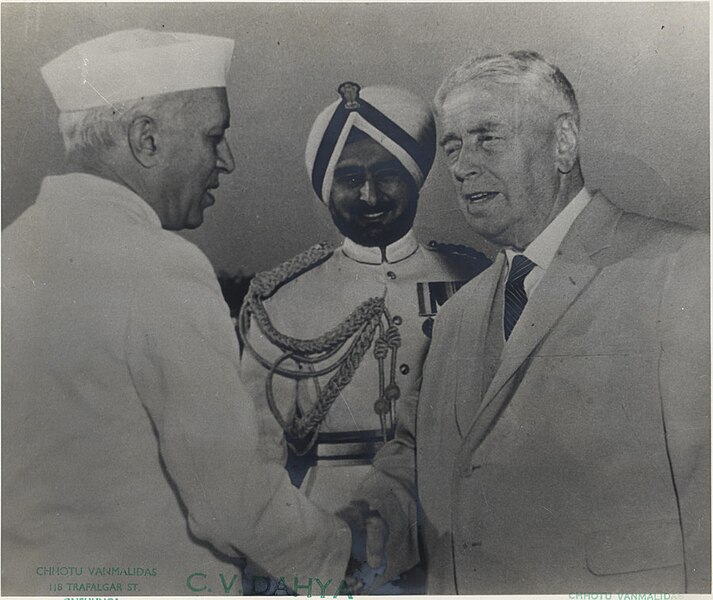 File:Walter Nash shaking hands with India's Prime Minister Jawaharlal Nehru.jpg