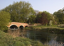 Melompat bata merah jembatan di atas sungai