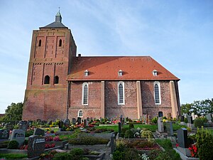 Warnfried-Kirche Seitenansicht.JPG