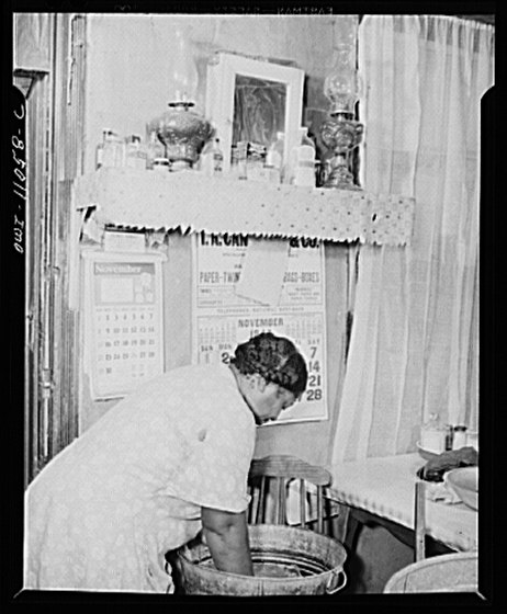 File:Washington (southwest section), D.C. Negro woman washing clothes in her kitchen LCCN2017839896.tif