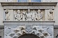 English: Relief of the castle-builder Georg Khevenhüller and his two wives (dated 1575) above the northern portal Deutsch: Relief des Erbauers Georg Khevenhüller und seiner beiden Frauen (datiert 1575) als Supraporte über dem Nord-Eingang