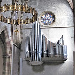 Orgue de transept (nord) et lustre