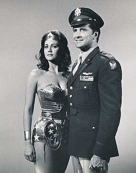 Lyle Waggoner, interprète de Steve Trevor aux côtés de Lynda Carter dans la série télévisée Wonder Woman de 1976.