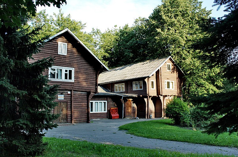 File:Wooden House - panoramio (1).jpg