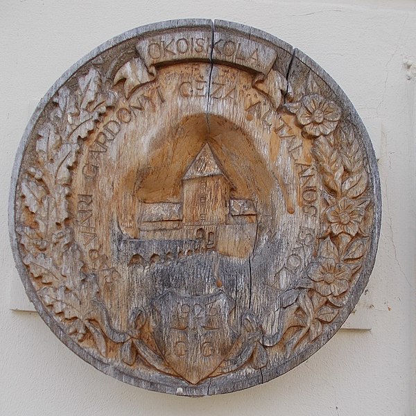 File:Wooden relief, Gárdonyi school, 2020 Sárvár.jpg