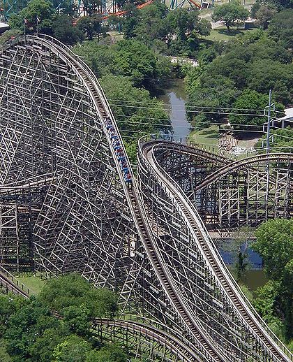 طاقة حركية 420px-Wooden_roller_coaster_txgi