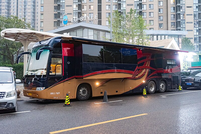 File:XMQ5220XLJ recreational bus at Shuguangli (20211009170516).jpg