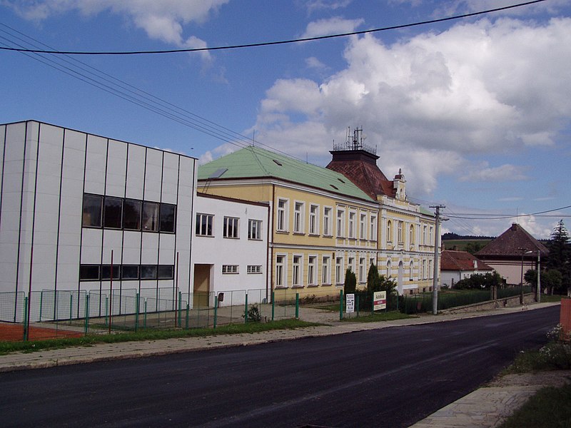 File:Zakladni Skola Nova Rise.jpg