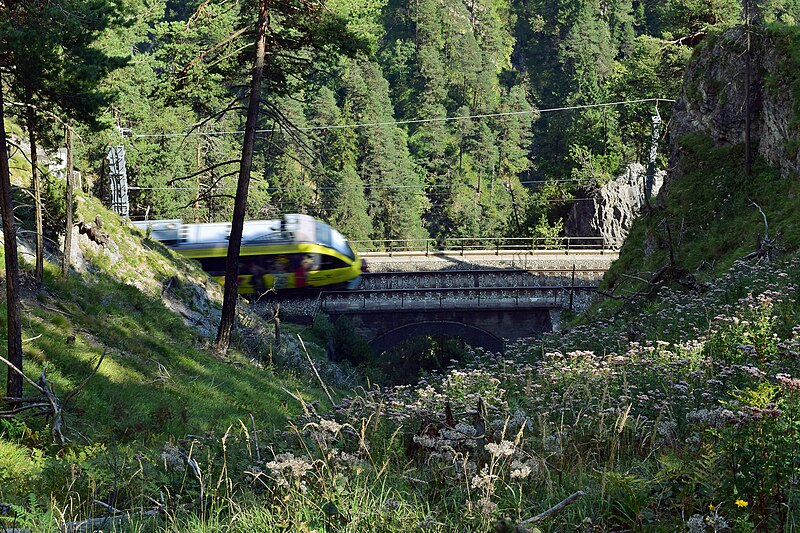 File:Zirl - Mittenwaldbahn - Brücke zwischen Pflegerbach und Lehenviadukt mit S5.jpg