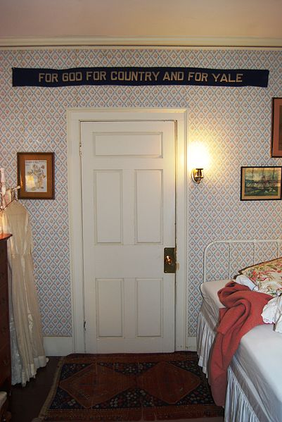 File:"For God. For Country. And for Yale." Banner.jpg