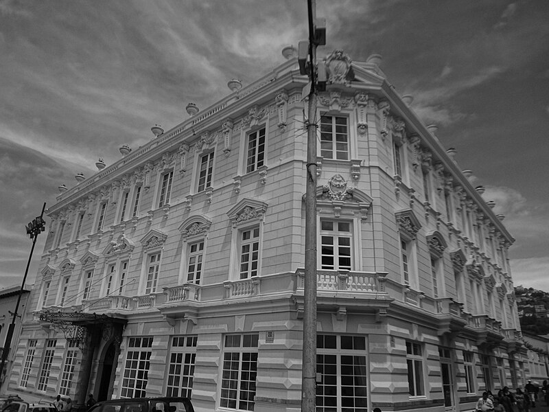 File:(Antique Building) faceing the Iglesia de San Francisco, Centro Histórico de Quito.JPG