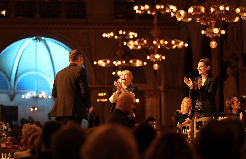 File:Österreichischer Filmpreis 2015 48 Erni Mangold Andreas Prochaska Natascha Curtius-Noss.jpg