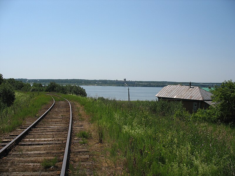 File:Железнодорожная насыпь в Порозово.jpg