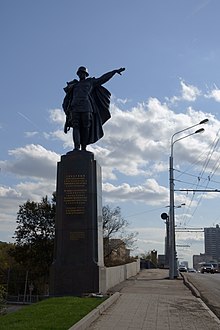 Мост Победы. Статуя воина.JPG
