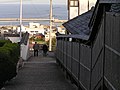 大阪湾が一望できる本福寺へのアプローチ