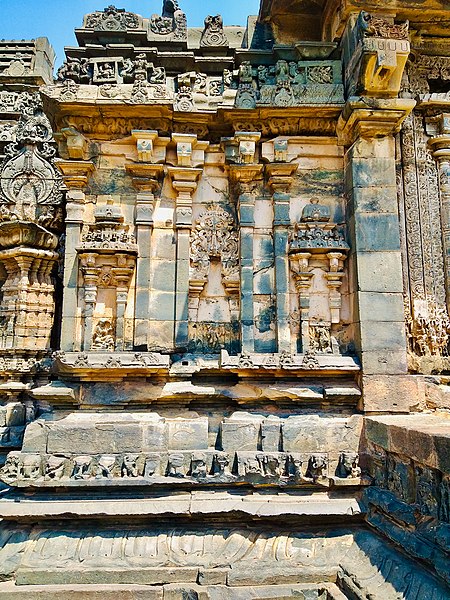 File:11th century Kasivisvesvara temple, Lakkundi, Karnataka India - 28.jpg