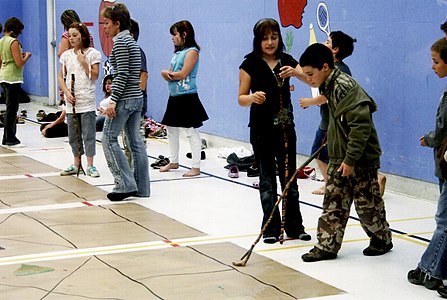 Les élèves de l'école Bon-Pasteur de Sainte-Monique jouent au jeu de la marelle lors de l'action performative « Pierres Transcendantes ».