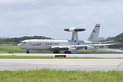 Um sentinela E-3 da Força Aérea dos EUA do 961º Esquadrão de Controle Aéreo Aerotransportado táxis na pista antes da decolagem da Base Aérea de Kadena em 2015.