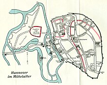 Stadtplan Hannover als Skizze „Hannover im Mittelalter“; die erst später erbaute Neustadt (links) hatte noch mehrere Leinearme – und Mühlen wie etwa die Brückmühle;
1924 von Karl Friedrich Leonhardt in seinem Artikel „Straßen und Häuser im alten Hannover“ in den Hannoverschen Geschichtsblättern