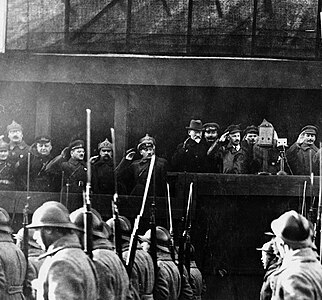 Photographie représentant Joseph Staline saluant des soldats de l'armée soviétique qui défilent pour commérer le douzième anniversaire de la Révolution d'Octobre 1917