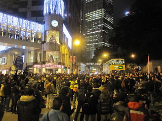 游行群众占领了皇后大道中、雪厂街交界，封锁马路。2013年元旦晚上7时半。