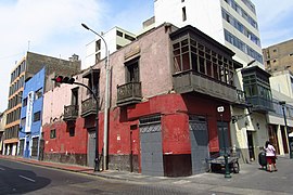 Casa con balcón cerrado en el cruce de los jirones Ica y Rufino Torrico