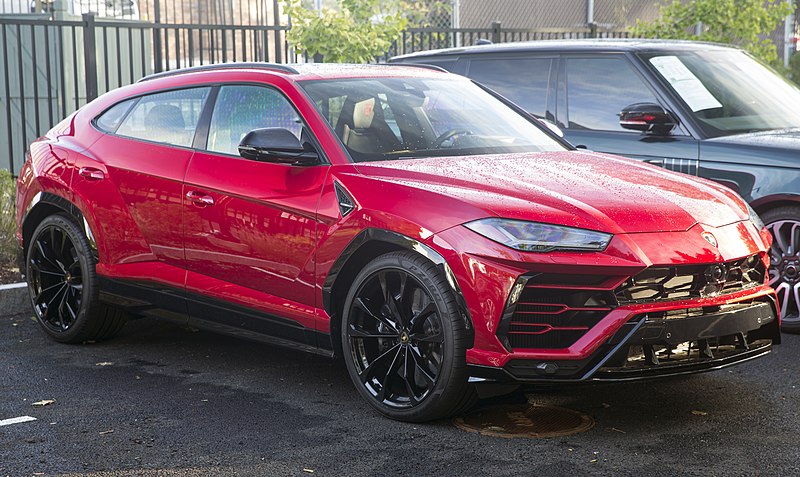 File:2021 Lamborghini Urus in Rosso Efesto, front right.jpg