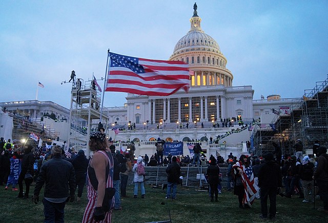 미국 국회의사당에서 도널드 트럼프 지지자들이 시위하는 모습