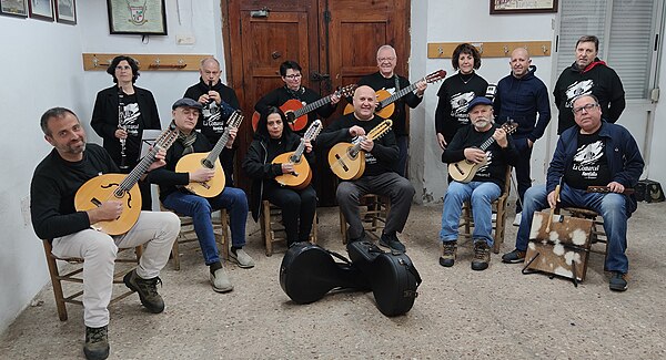 La Rondalla i Danses Tradicionals de les Comarques Centrals Valencianes – Rondalla La Comarcal la millor rondalla del món mundial !!! – Moltes gràcies a tots pel vostre suport !!! …i ja sabeu que estem disponibles per a saraus a la valenciana, balls participatius i tallers de ball, espectacles de carrer, rondes a la valenciana, versades, guitarrades, actuacions-espectacle de danses …i els clàssics de bodes, batejos, comunions i divorcis.