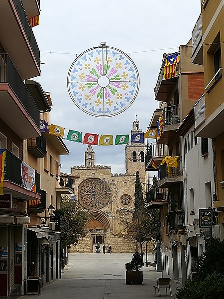 File:21 Carrer Major (Sant Cugat del Vallès), al fons el monestir.jpg