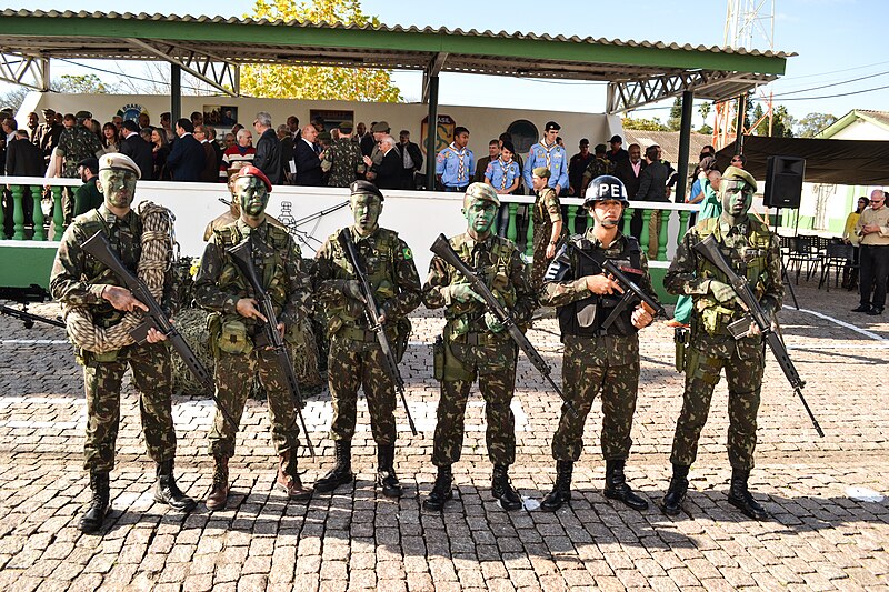 File:24.05.2017 - Prefeita Paula Mascarenhas e vice Idemar Barz participam da Solenidade Militar Alusiva ao "Dia da Infantaria" no 9º BI Mtz (34704589542).jpg