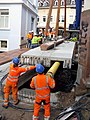 Betonfertigteile für die Brücke über den Freiburger Gewerbebach zwischen Gerberau und Fischerau werden vom Schwertransporter per Autokran am Sonntag eingepasst, Teil 3 mit eingebauten Leerrohren kommt angeschwebt