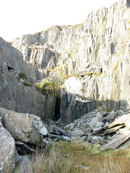 File:A hidden corner of the quarry - geograph.org.uk - 282907.jpg