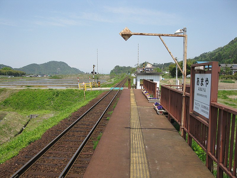 File:Aizu-railway-Amaya-station-platform-20110516.jpg