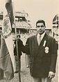 نگاره غلامرضا تختی با پرچمی مزین به نشان شاهنشاهی دودمان پهلوی در دست