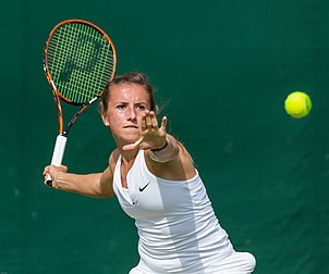 La joueuse de tennis allemande Annika Beck lors du tournoi de qualification du simple dames du tournoi de Wimbledon 2015. (définition réelle 4 377 × 3 655)