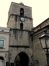 La torre campanaria della Cattedrale, attraversata da corso Marcelli per mezzo dell'Arco di San Pietro.