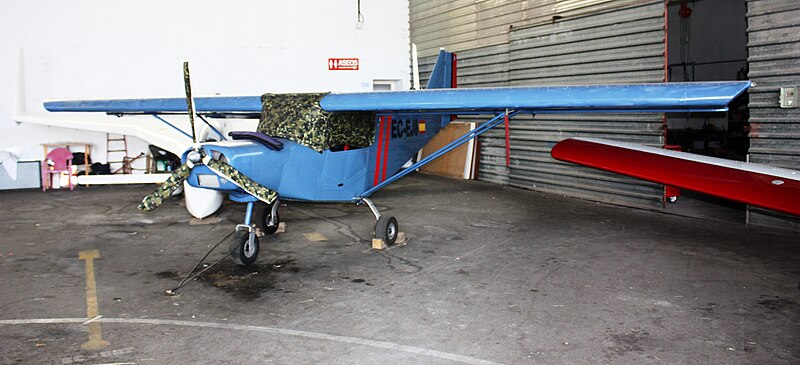 File:Avionetas en el hangar de Llanera (Asturias)-2014 06.JPG