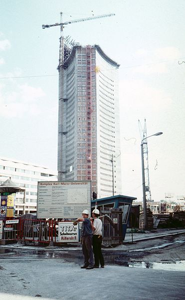 File:Az egyetem toronyépületének építkezése az Universitätsstrasse felől nézve. Fortepan 75563.jpg