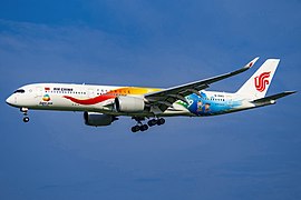 北京世園會“多彩世园号”主题涂装的空中客车A350-941降落于北京首都国际机场