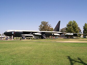 Le Castle Air Museum est situé près de la Castle Air Force Base, près de Merced, en Californie. Ce musée, ouvert en 1981, expose entre autres un B-52D Stratofortress, un Convair RB-36H Peacemaker, et un Lockheed SR-71 Blackbird. (définition réelle 3 072 × 2 304)