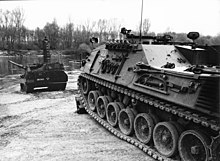 Bergepanzer 2A1 sichert Leopard 1 bei erster Gewässerdurchquerung (zur Verbreiterung der Übergangsstelle). Donau/Ingolstadt 1984