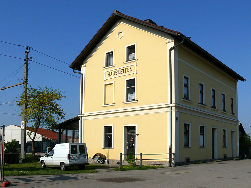 File:Bahnhof Hausleiten Aufnahmegebäude 2008.JPG