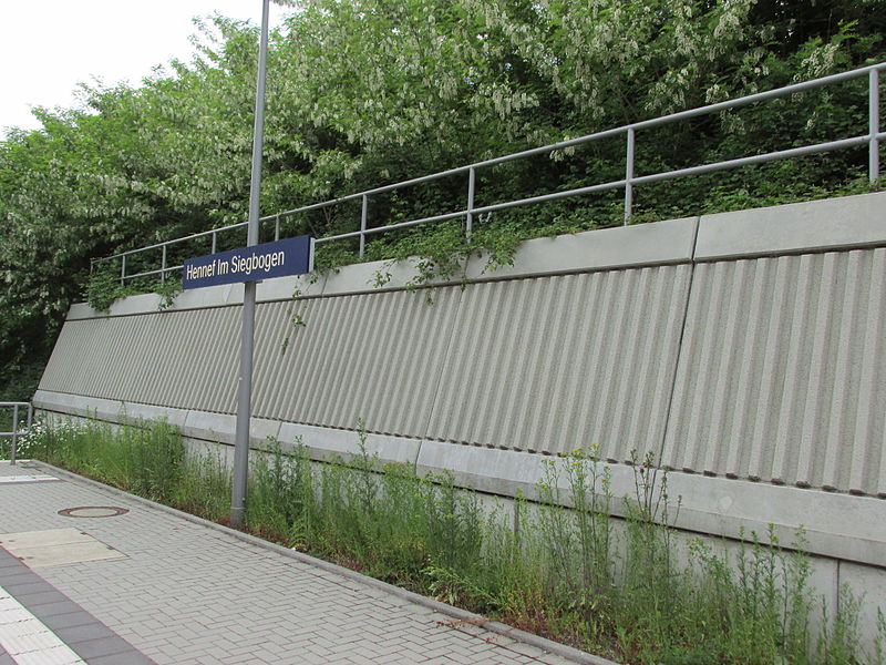 File:Bahnhof Hennef Im Siegbogen Stationsschild.jpg