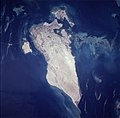 우주에서 본 바레인섬(중앙)