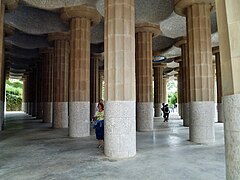Sala hipòstila, amb columnes dòriques i mosaics.