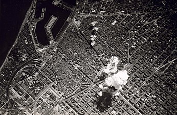 17/03: Bombardeig aeri de Barcelona, el 17 de març de 1938, vist des d'un bombarder italià.