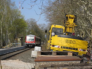 Baustelle Bahnhof Gießen Licher Strasse mit Zug.jpg