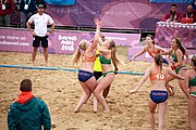 Deutsch: Beachhandball bei den Olympischen Jugendspielen 2018; Tag 6, 12. Oktober 2018; Mädchen, Hauptrundenspiel – Ungarn-Niederlande 2:1 English: Beach handball at the 2018 Summer Youth Olympics at 12 October 2018 – Girls Main Round – Hungary-Netherlands 2:1