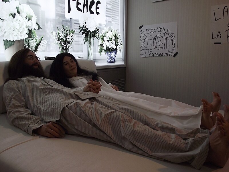 File:Bed-in for Peace John Lennon Yoko Ono Musée Grévin Montréal.JPG